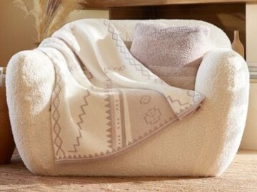 Jennifer Hudson Show Barefoot Dreams Throw Blanket Giveaway